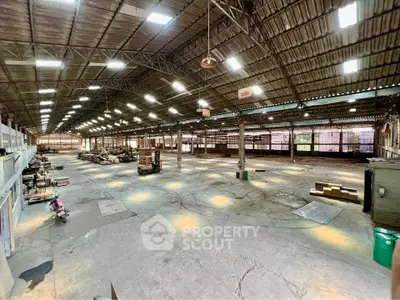 Spacious industrial warehouse with high ceilings and ample storage space