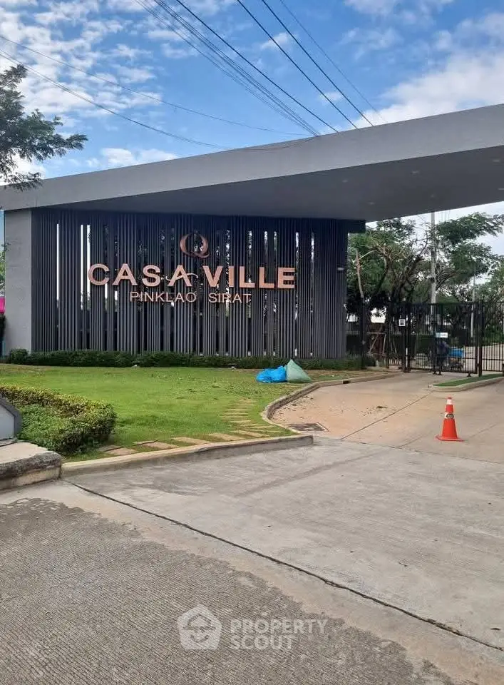 Modern entrance of Casa Ville Pinklao-Sai4 with sleek design and lush greenery.