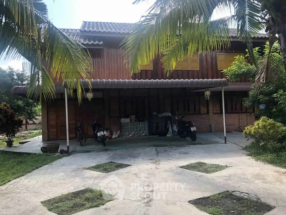 Charming traditional wooden house with lush garden and spacious driveway