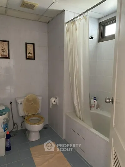Cozy bathroom with bathtub and shower curtain, ideal for relaxation.