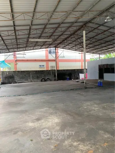 Spacious industrial warehouse with high ceilings and open layout, ideal for storage or manufacturing.