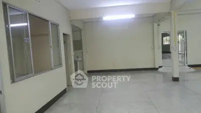 Spacious empty room with large windows and bright lighting, ideal for customization.