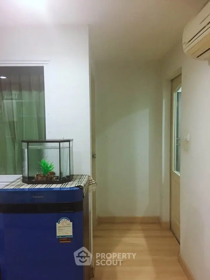 Cozy interior with air conditioning and aquarium, perfect for relaxation.