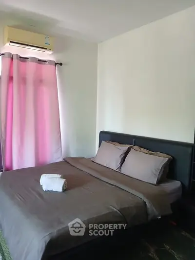 Cozy bedroom with double bed and air conditioning, perfect for relaxation.