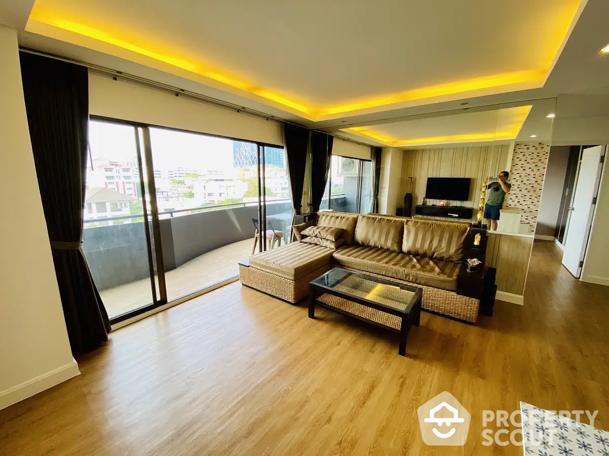 Fully Furnished 1 Bedroom Condo at Phasuk Place-1