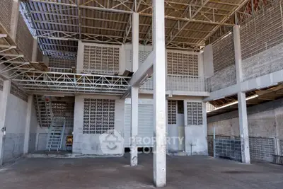 Spacious industrial warehouse with high ceilings and mezzanine level