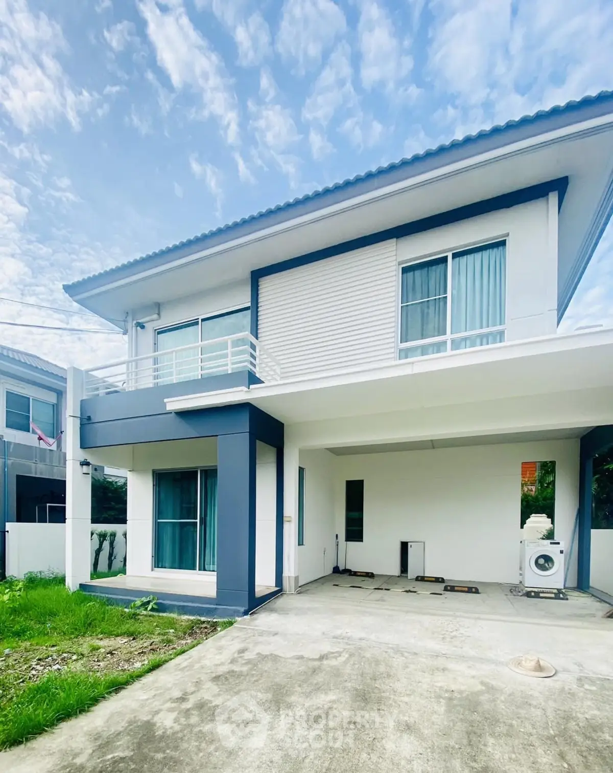 Modern two-story house with a sleek design and spacious driveway, perfect for family living.