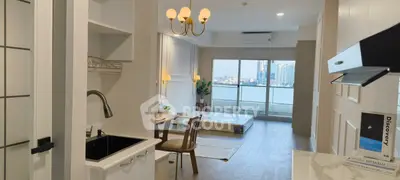 Modern open-layout apartment with city view, featuring a cozy living area and stylish kitchen.