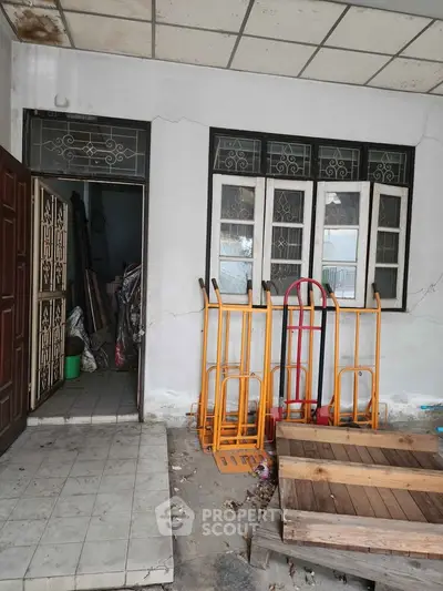 Spacious entrance with potential for renovation and storage solutions