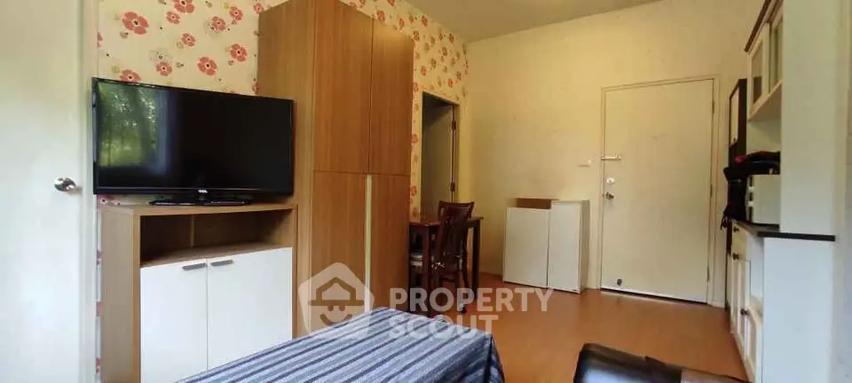 Cozy living room with modern furniture and floral wallpaper, perfect for relaxation.