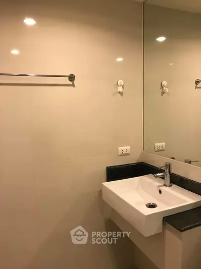  1 Bedroom Condo at The Kris Ratchada 17-5