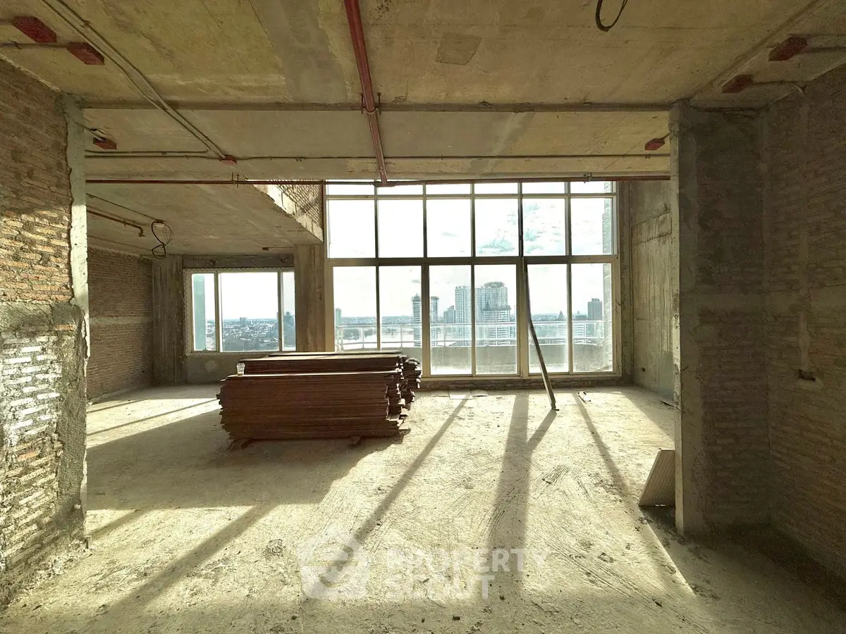 Spacious unfinished apartment with panoramic city view and large windows