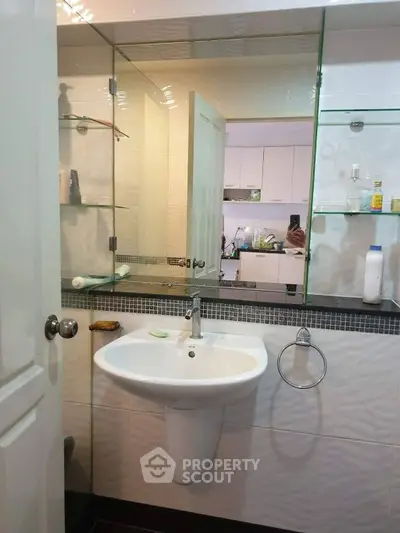 Modern bathroom with sleek sink and mirrored cabinet