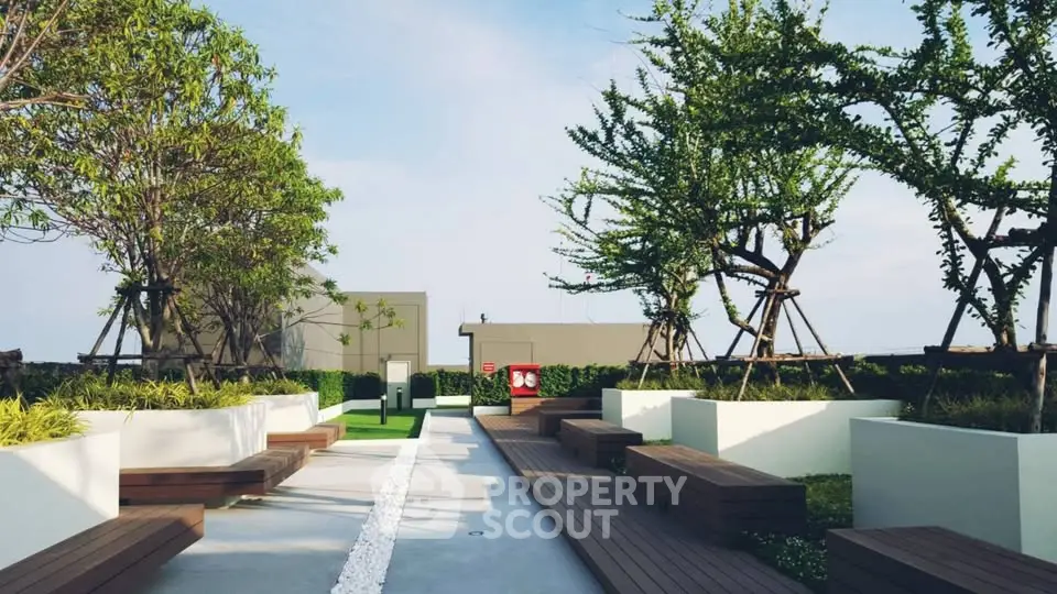 Stunning rooftop garden with modern seating and lush greenery, perfect for relaxation and gatherings.
