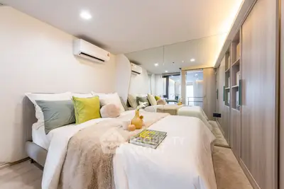 Luxurious modern bedroom with stylish decor and mirrored wall