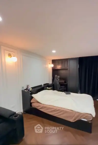 Modern bedroom with stylish decor and cozy ambiance, featuring a comfortable bed and elegant lighting.