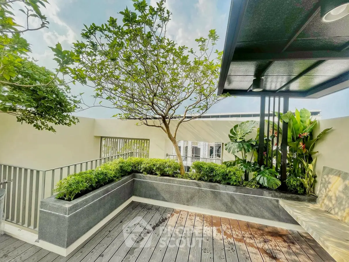 Stunning rooftop garden with lush greenery and modern design, perfect for relaxation and outdoor gatherings.