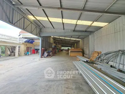 Spacious industrial warehouse with ample storage space and high ceilings.