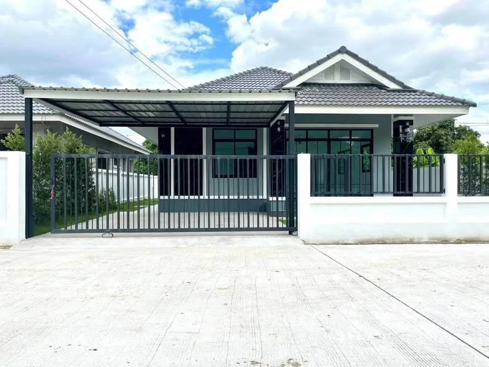 Charming single-story house with modern design and spacious driveway, perfect for family living.
