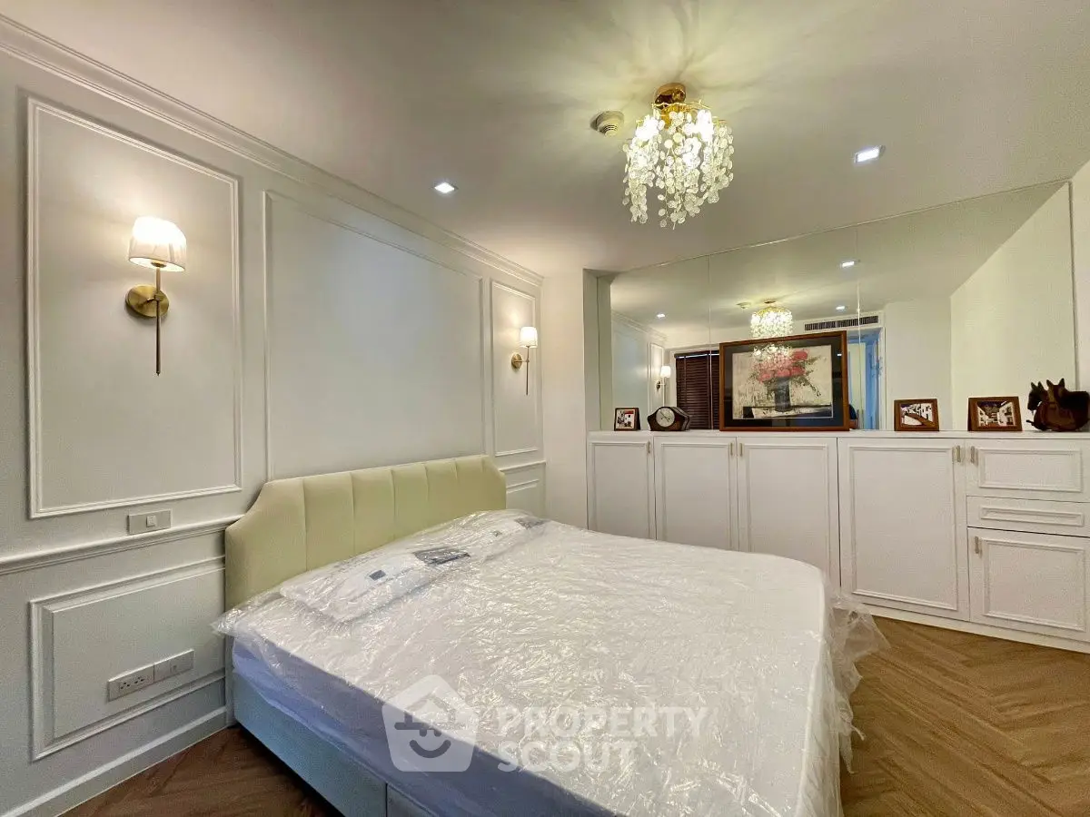 Luxurious bedroom with elegant decor and mirrored wall