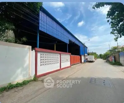 Spacious industrial warehouse with street access and secure fencing
