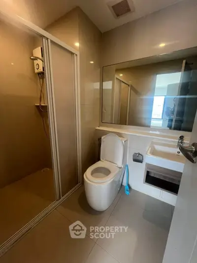 Modern bathroom with shower and sleek fixtures in a contemporary apartment.