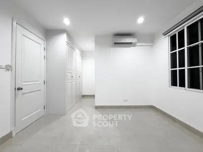 Spacious empty room with built-in wardrobe and air conditioning, perfect for customization.