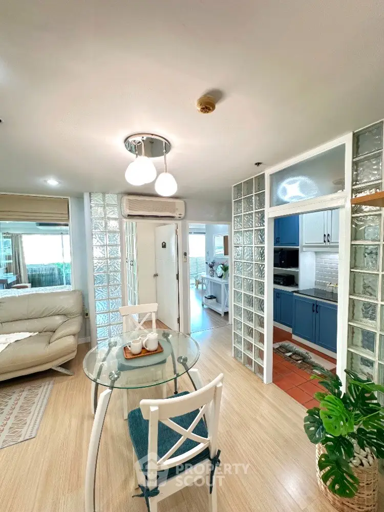 Charming open-layout living room with glass accents and modern kitchen