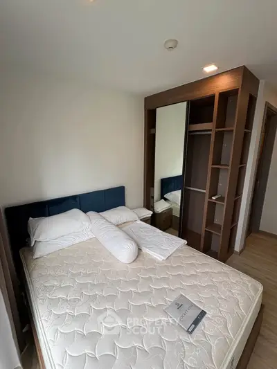 Modern bedroom with stylish wardrobe and comfortable bed in a contemporary apartment.