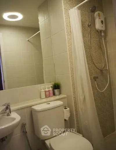 Modern bathroom with shower and sleek fixtures in a contemporary apartment.