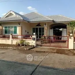 Charming single-story house with a spacious front yard and elegant facade.