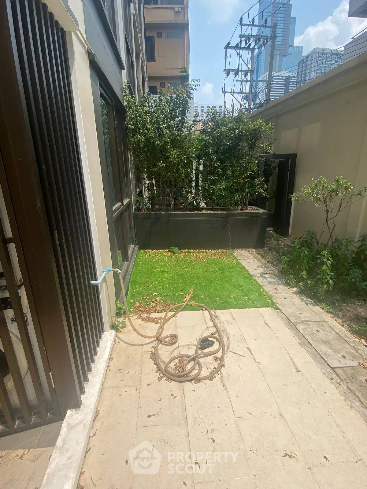 Charming garden area with city view, perfect for relaxation and outdoor activities.