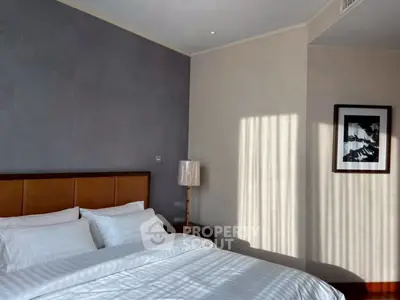 Elegant bedroom with cozy bed and stylish decor, perfect for relaxation and comfort.