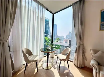 Bright corner unit with stunning city view and elegant decor