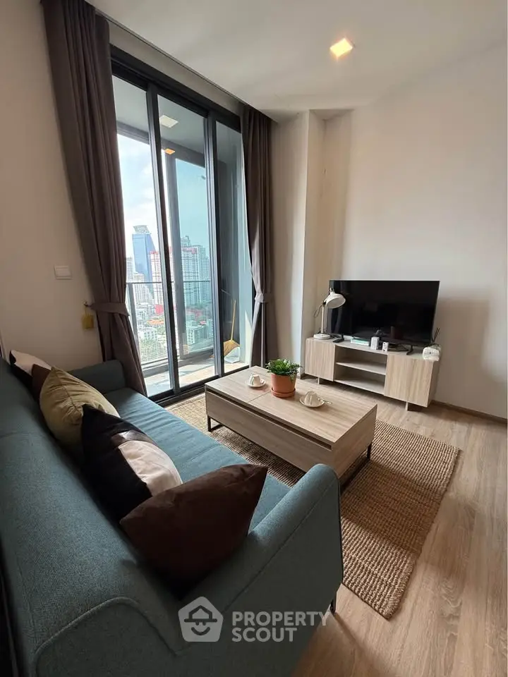 Modern living room with city view, featuring stylish furniture and floor-to-ceiling windows.
