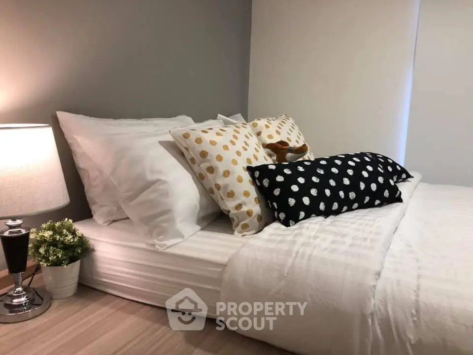 Fully Furnished 1 Bedroom Condo at Chewathai Residence Asoke-1