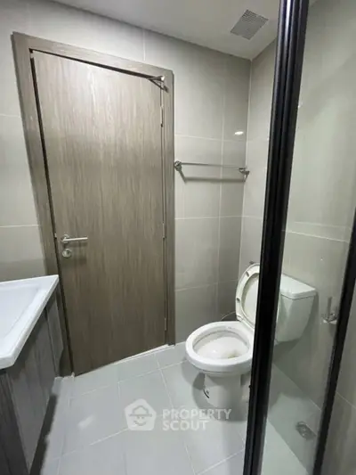 Modern bathroom with sleek design and neutral tones