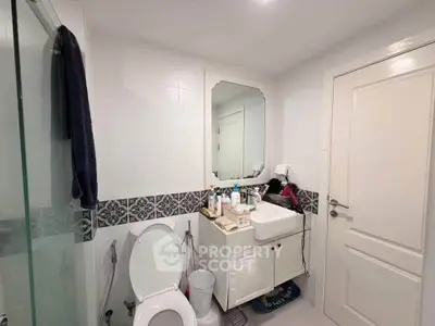 Modern bathroom with stylish tiles and sleek fixtures in a contemporary home.