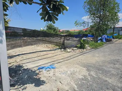 Vacant land plot with potential for development in a sunny location