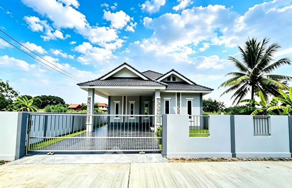 Charming modern house with spacious driveway and lush garden, perfect for family living in a serene neighborhood.