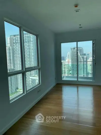 Spacious apartment with stunning city view and large windows