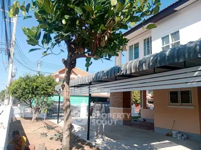 Charming suburban home with spacious driveway and lush greenery, perfect for family living.