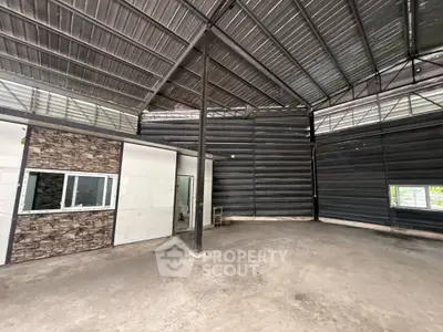 Spacious industrial-style warehouse with high ceilings and modern design.