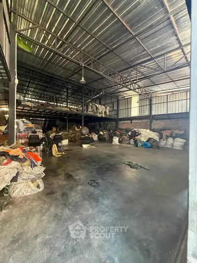 Spacious industrial warehouse with high ceilings and ample storage space, ideal for logistics and manufacturing.