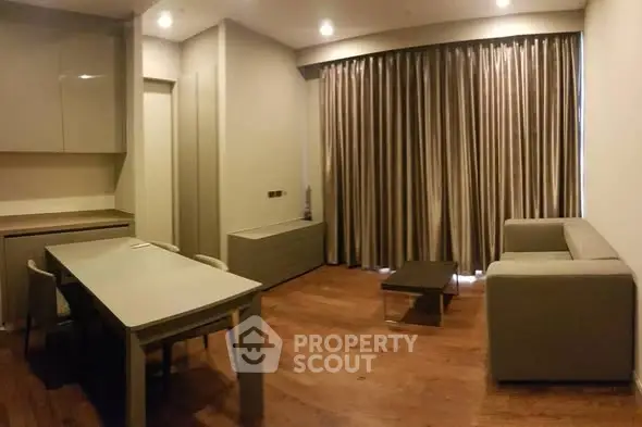 Modern living room with elegant furniture and wooden flooring