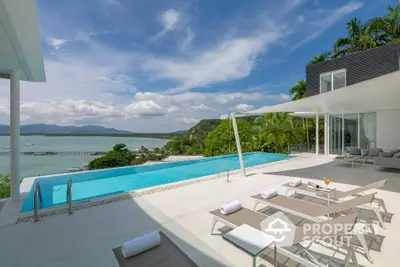 Luxurious villa with infinity pool and stunning ocean view