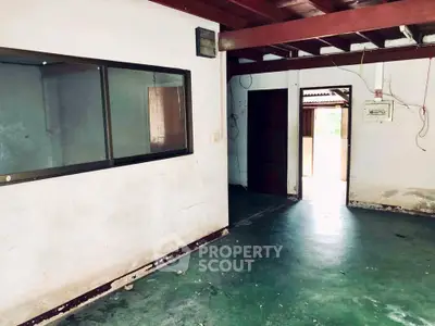 Spacious fixer-upper interior with potential for renovation and customization.