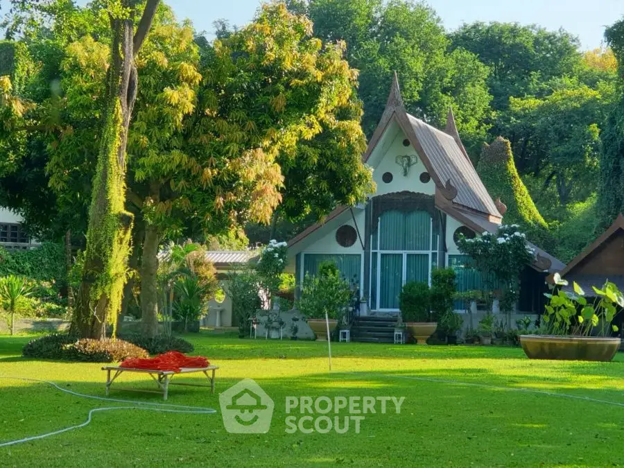Charming cottage with lush garden and unique architectural design