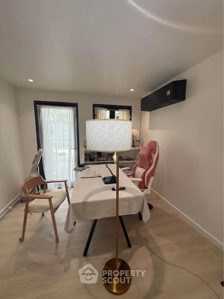 Modern study room with stylish furniture and natural light, perfect for productivity and comfort.