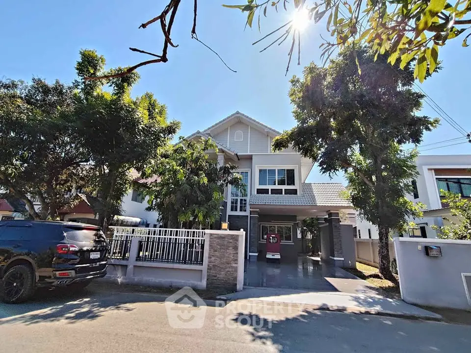 Stunning modern house with spacious driveway and lush greenery, perfect for family living.